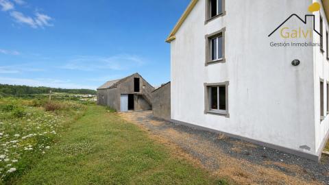 Casa con hórreo y amplia finca en Loiba