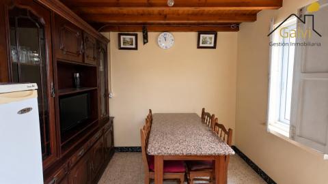 Casa con hórreo y amplia finca en Loiba