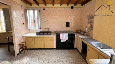 Casa con hórreo y amplia finca en Loiba