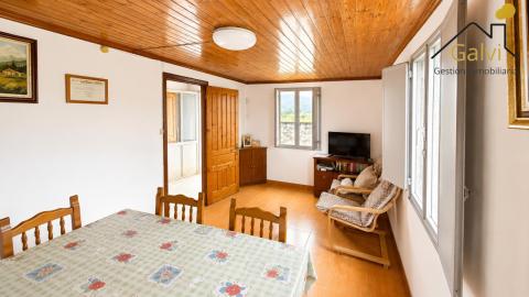 Casa con hórreo y amplia finca en Loiba