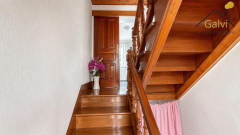 Casa con hórreo y amplia finca en Loiba