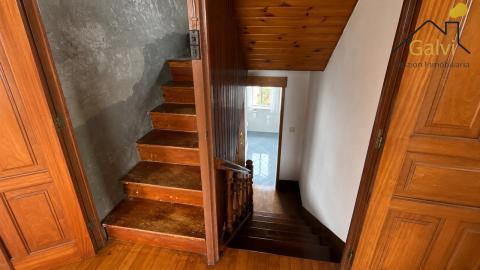 Casa con hórreo y amplia finca en Loiba